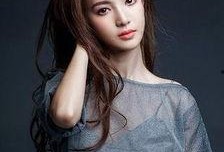 金晨演员个人资料,璀璨星途，多才多艺的影视新星